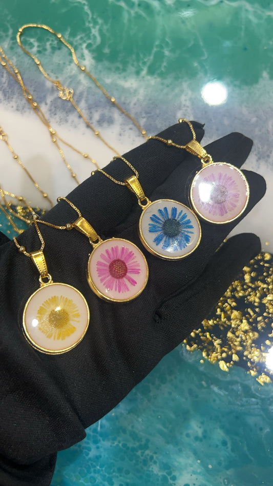 Resin pendant with real flower preservation
