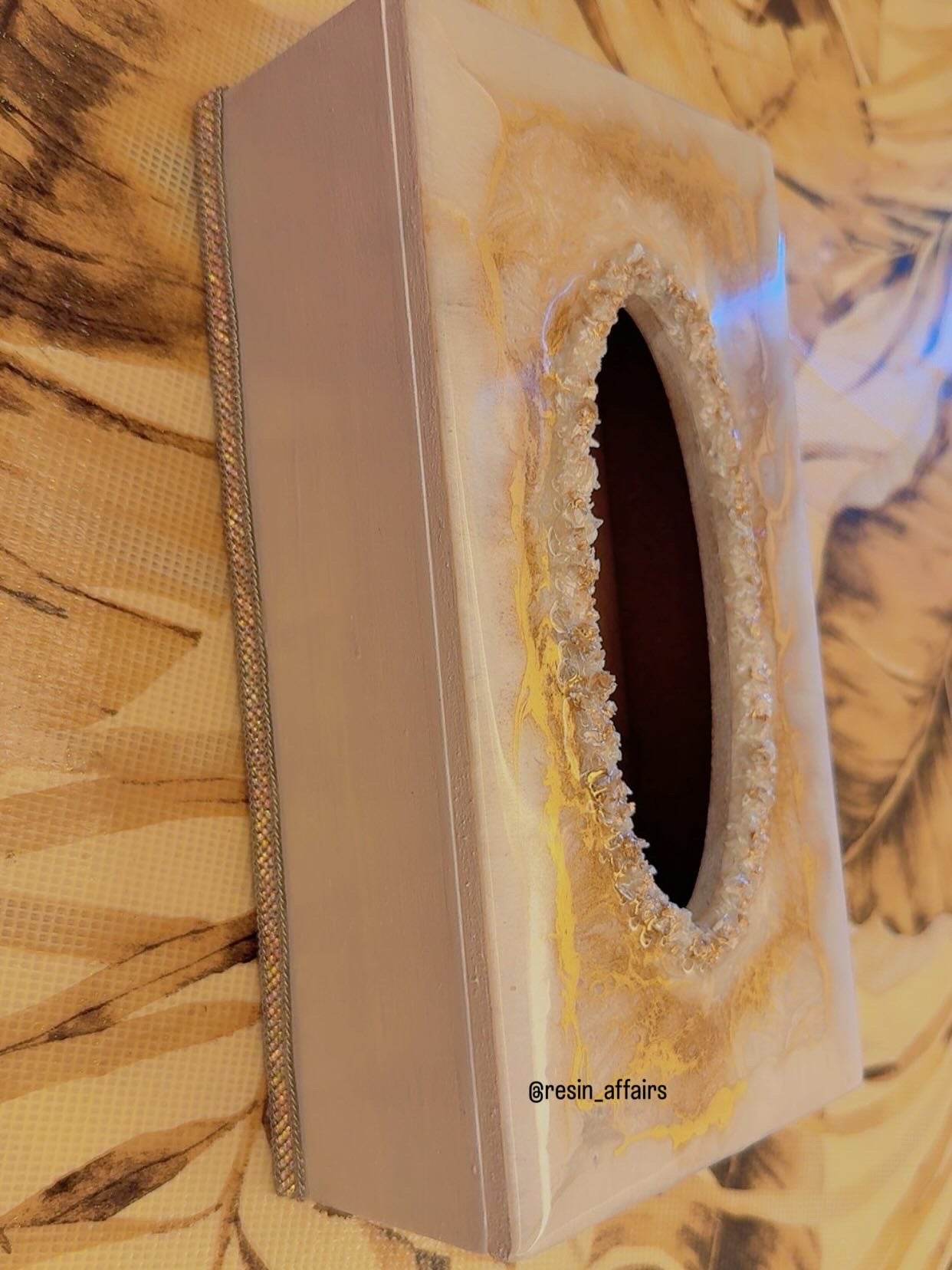 Resin tissue box(white and gold)