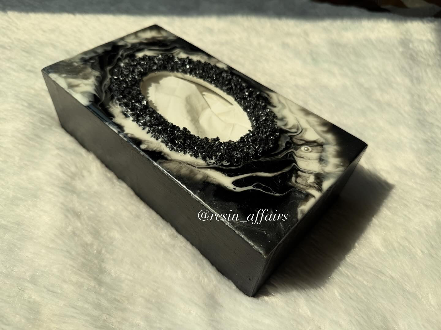 Resin tissue box (white n black)